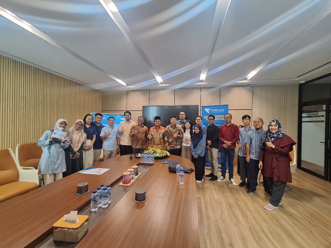 LLDIKTI XVII Resmi Serahkan SK Pendirian POLTEVARA ke Yayasan PGS
